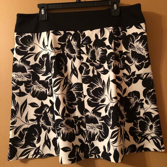 Zippered skirt - Picture 2 of 5